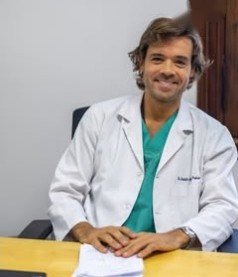 El Dr. Agudo Franco en su consultorio