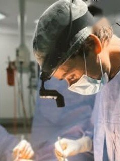 El Dr. Agudo Franco operando con lupas